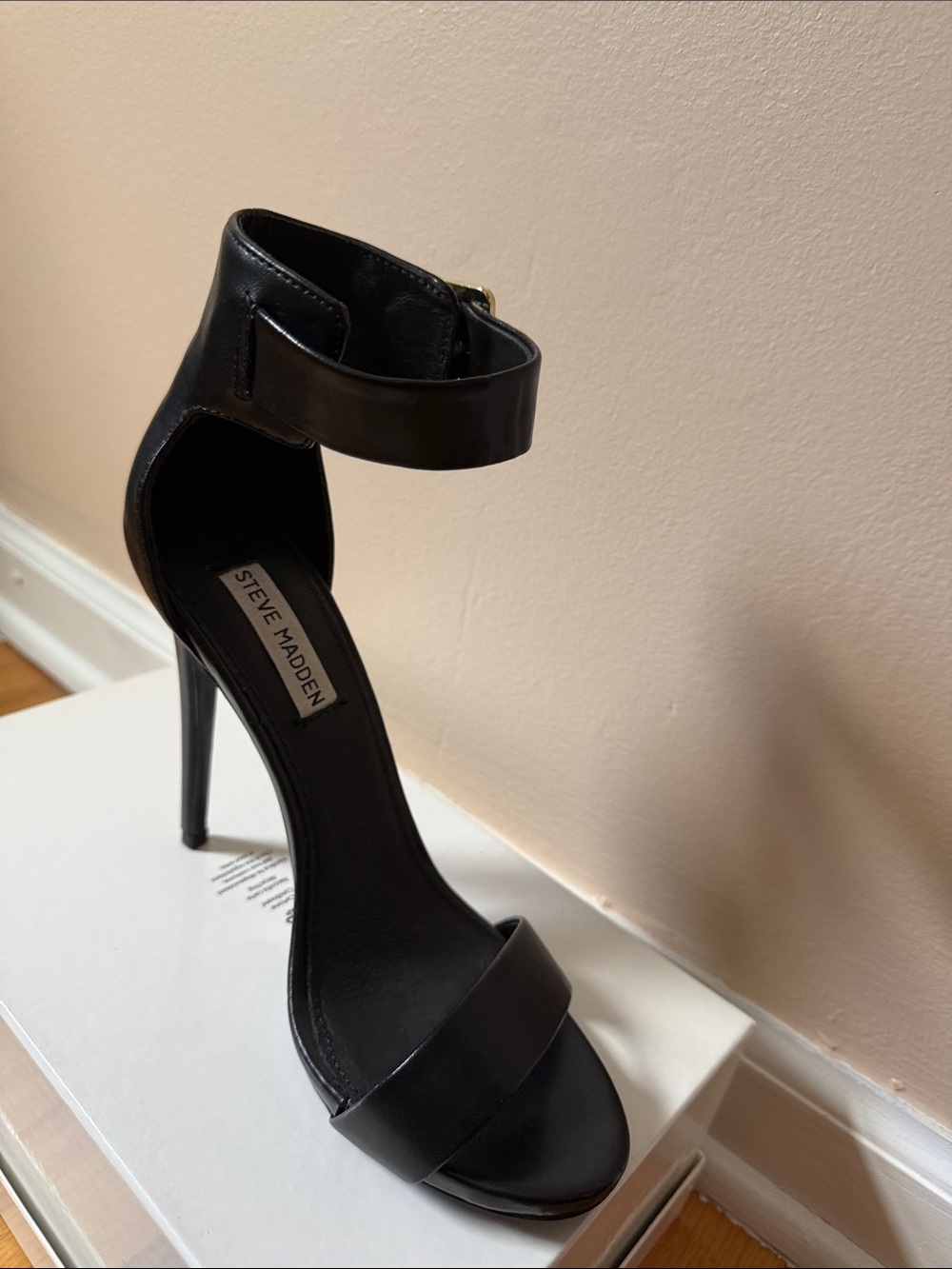Steve Madden - Picture 3 of 8